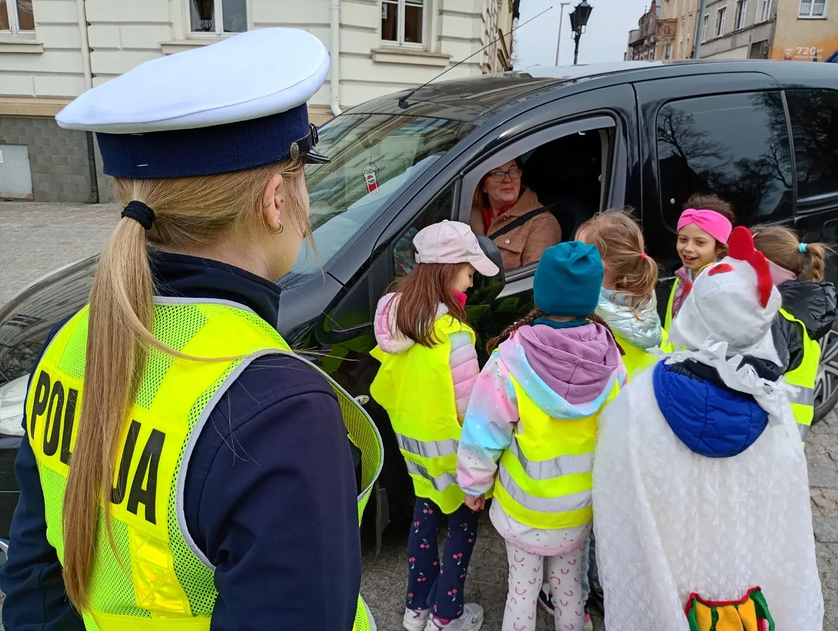 Edukacyjna akcja policjantów z uczniami dla kierowców przed świętami