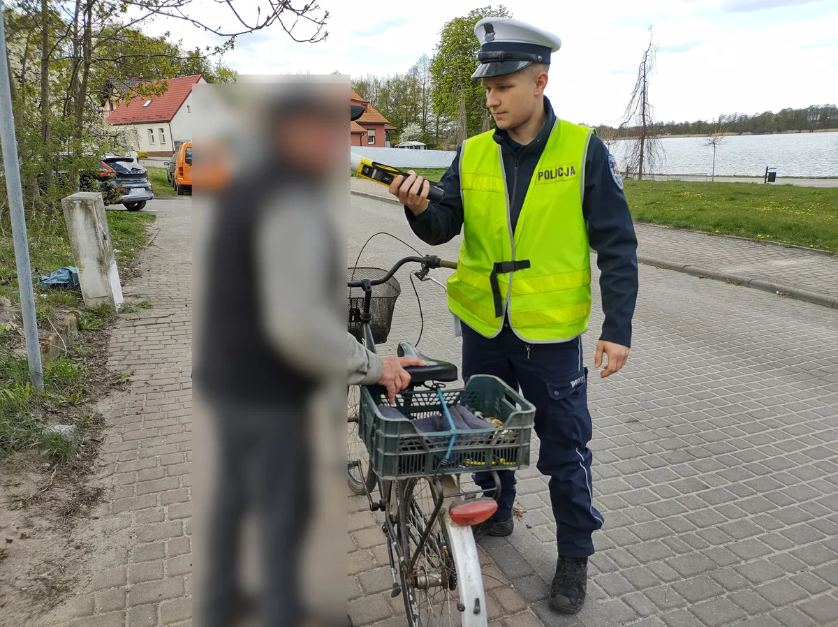 Działania policji drogowej: Nietrzeźwi rowerzysta i kierowca osobówki