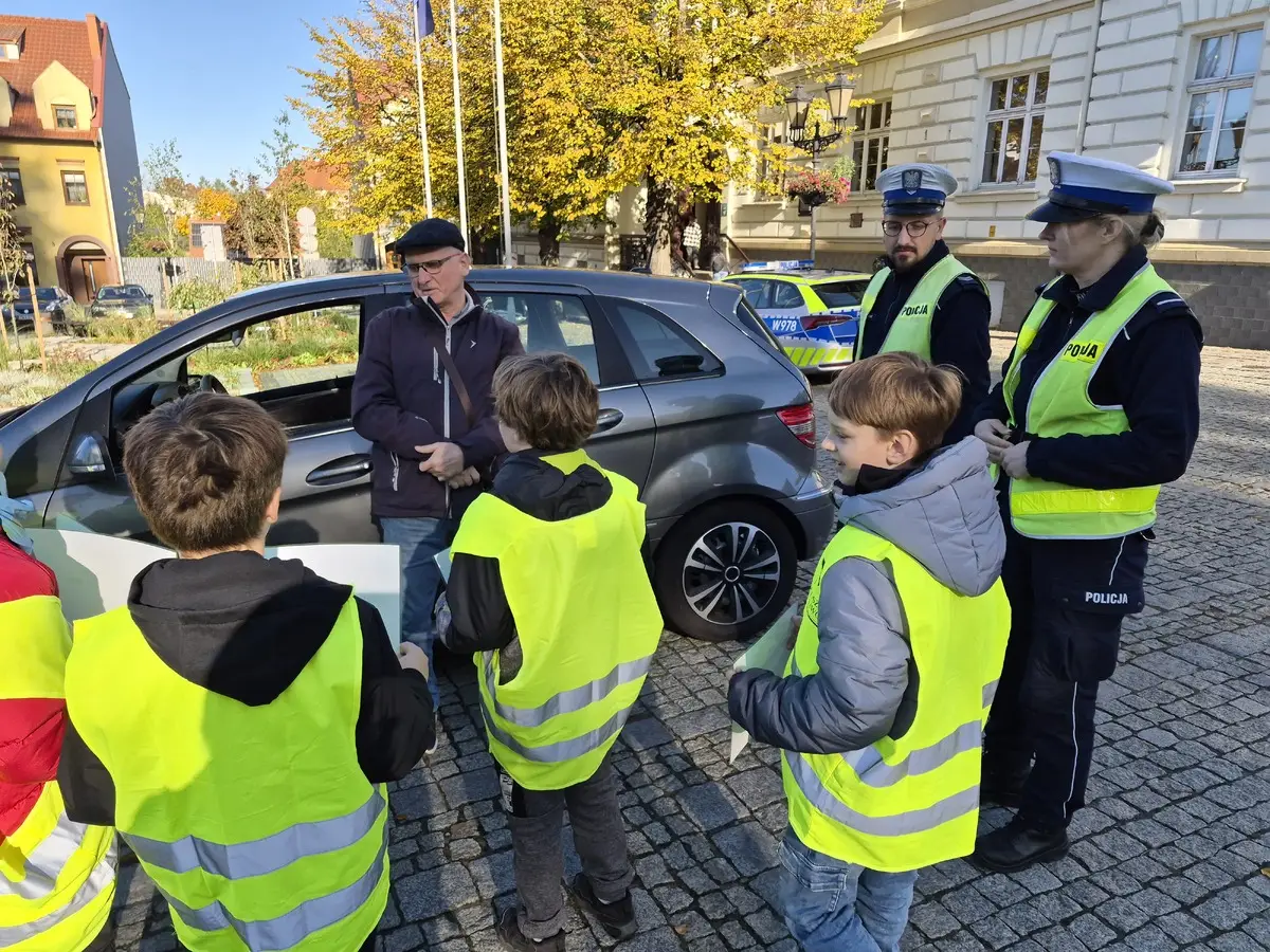 Apel policji i uczniów o bezpieczeństwo na drogach przed Wszystkich Świętych