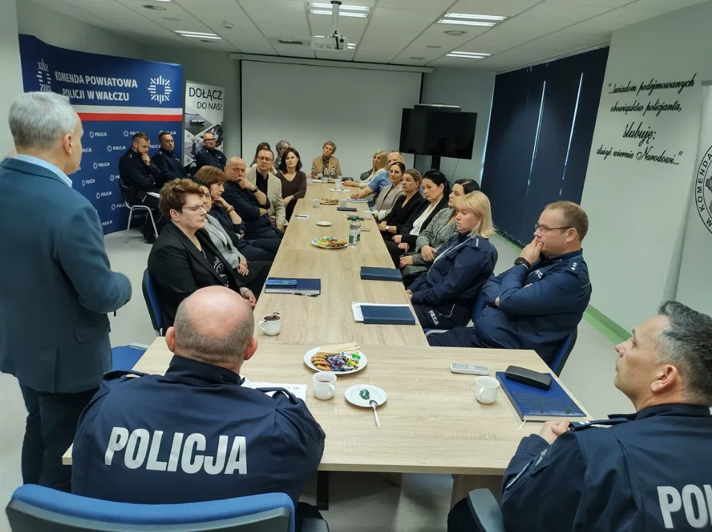Spotkanie w wałeckiej policji w sprawie przeciwdziałania przemocy domowej