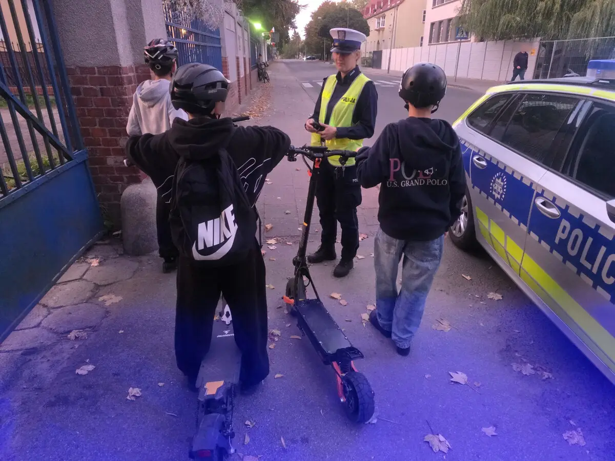 Policjanci kontrolują użytkowników hulajnóg i rolek w powiecie wałeckim
