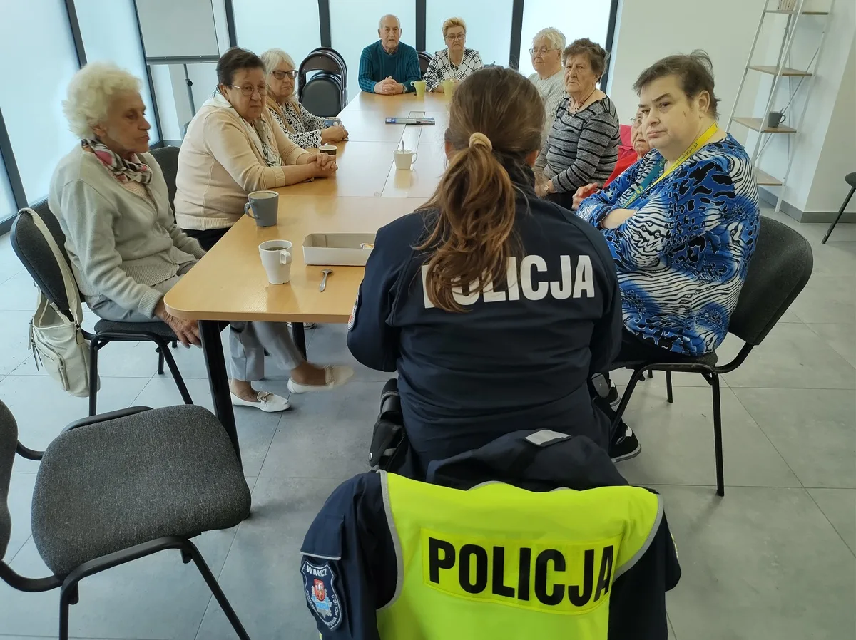 Spotkanie policjantów z seniorami na temat bezpieczeństwa w ruchu drogowym